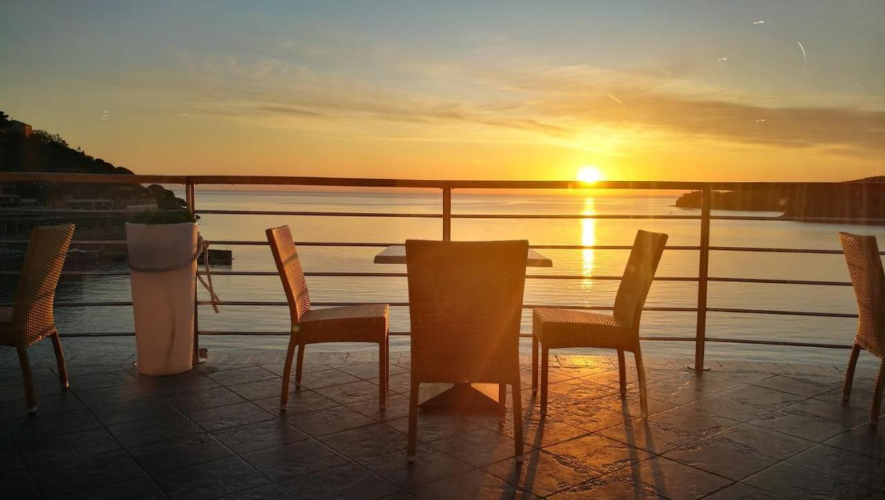 Hotel Plaza Porto Azzurro Ngoại thất bức ảnh